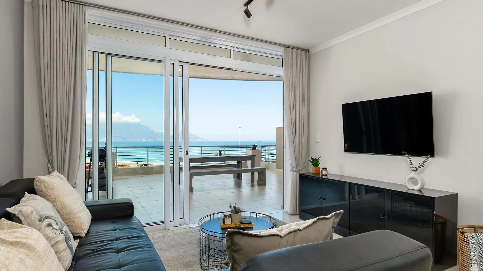 Portico Apartment Bloubergstrand